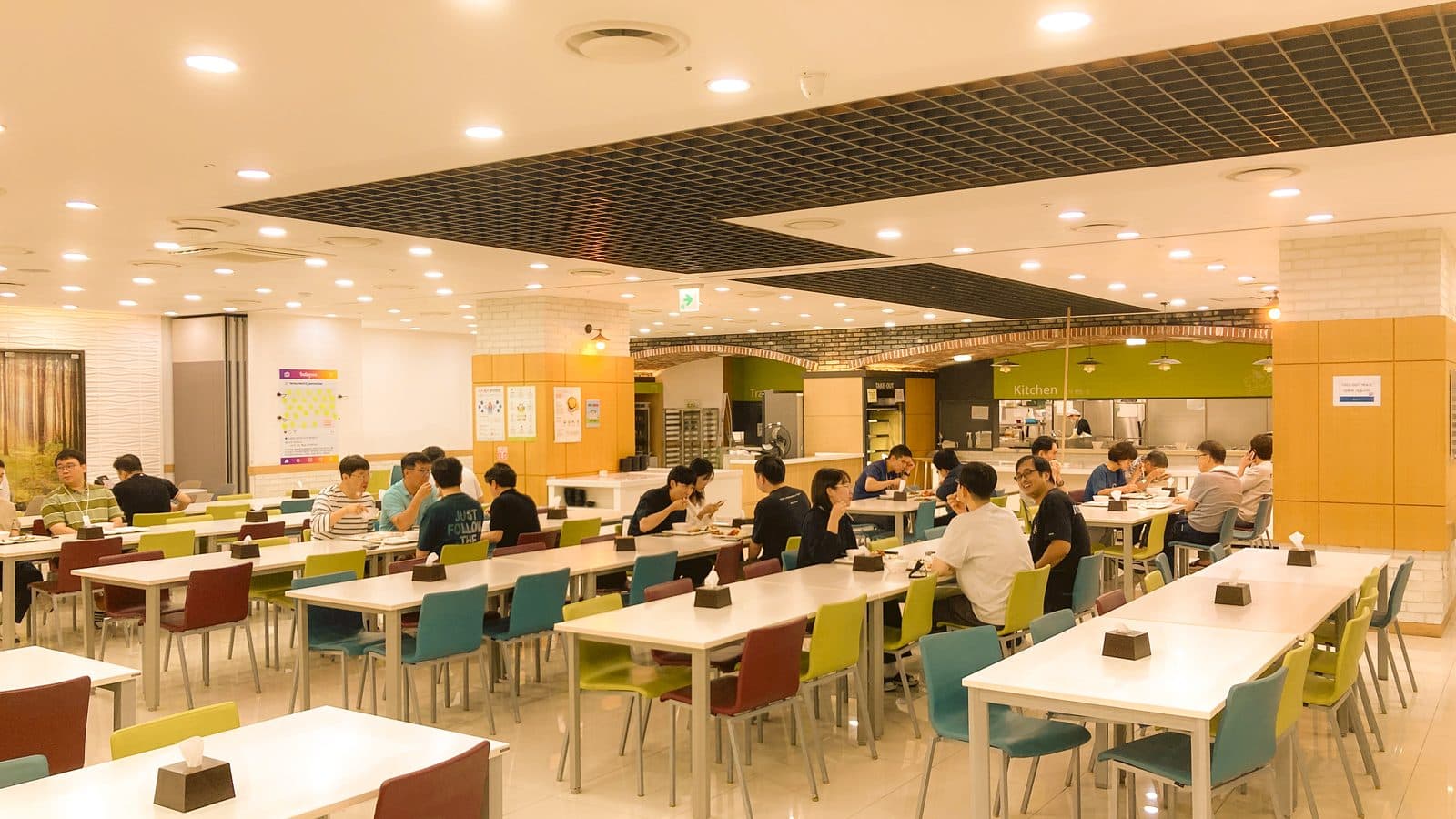 투썬월드 식당 — 단체 식탁과 배식대